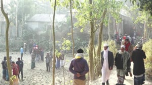 চট্টগ্রামে নালায় বস্তাবন্দী মরদেহ, পকেটে অটোরিকশার চাবি