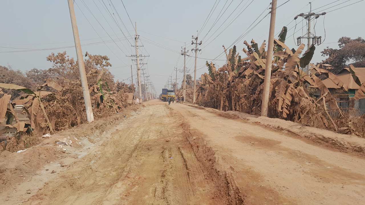 ৫৫ কোটি টাকার রাস্তা এখন ‘মরণফাঁদ’