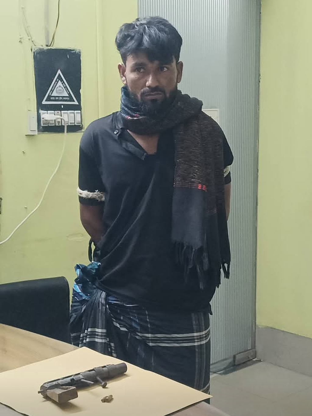 ইসলামপুরে অস্ত্রসহ যুবক আটক, হাসপাতালে ভর্তি