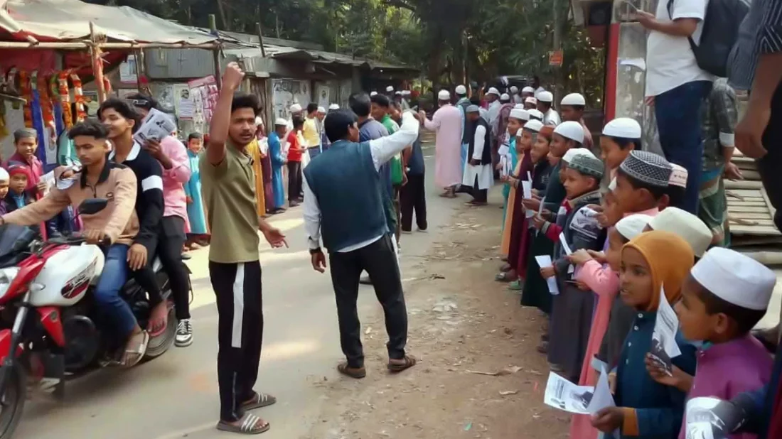 নির্বাচনী  প্রচারণায় মাদ্রাসা শিক্ষার্থী, জরিমানা গুনলেন শিক্ষক