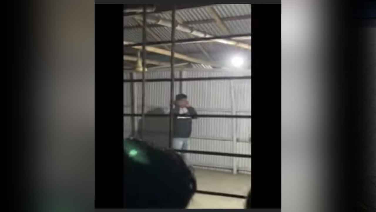 পুলিশ কর্মকর্তাকে কান ধরে উঠবস করাল জনতা