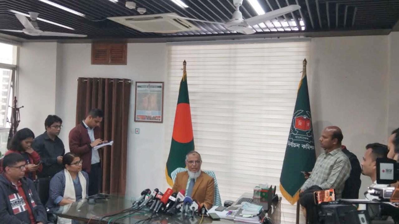 গণভোটে পক্ষ নিতে পারবেন না নির্বাচনী কর্মকর্তারা : ইসি