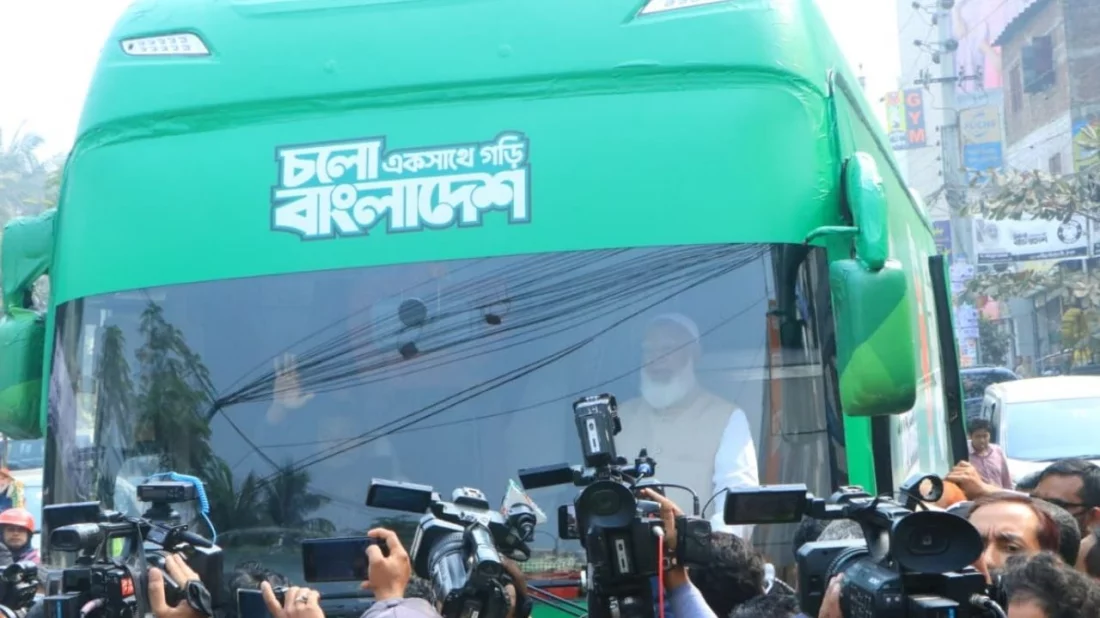 সবুজ বাসে পরিবর্তনের বার্তা নিয়ে এলেন জামায়াত আমির।
