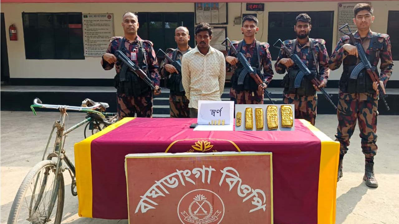 মহেশপুরে ৭৭ লাখ টাকার স্বর্ণসহ পাচারকারী আটক
