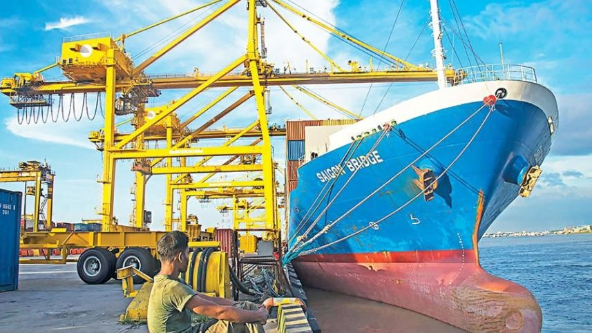 অনির্দিষ্টকালের কর্মবিরতির কারণে পুরোপুরি অচল হয়ে পড়েছে চট্টগ্রাম বন্দর