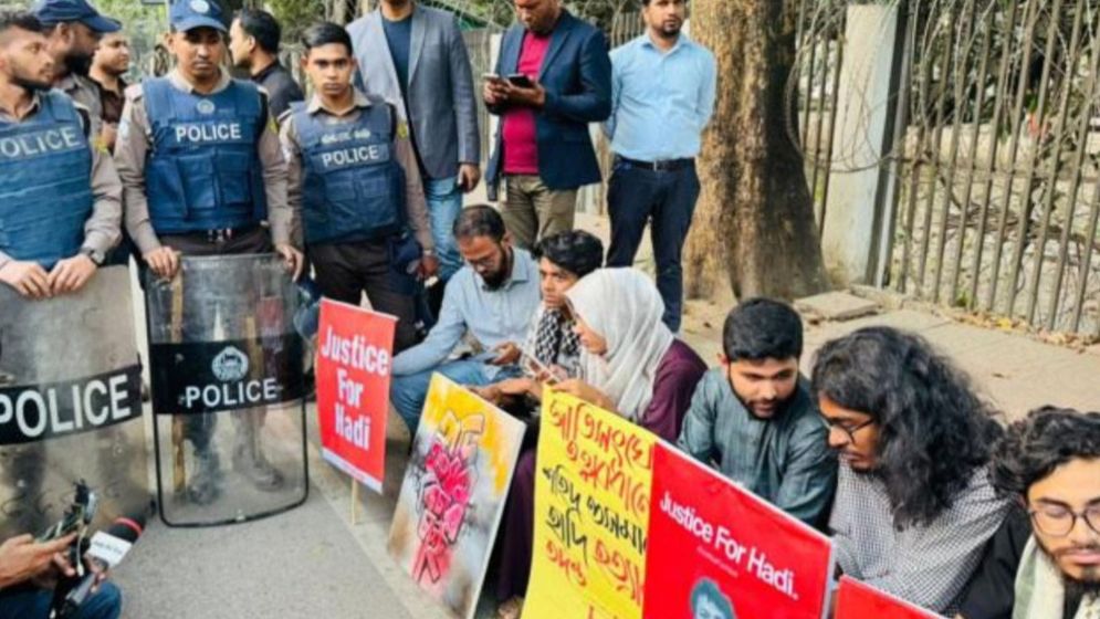 যমুনার প্রবেশমুখে ছাত্র-জনতাকে অবস্থানের আহ্বান জানিয়েছেন হাদির স্ত্রী
