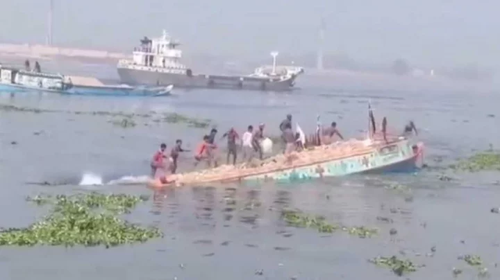 ধলেশ্বরীতে ইটবোঝাই ট্রলার ডুবি, অল্পের জন্য প্রাণে বাঁচলেন ১৩ শ্রমিক ‎