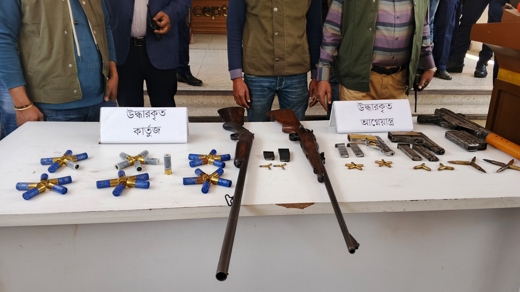 পাবনায় পাঁচ আগ্নেয়াস্ত্রসহ আটক ৩
