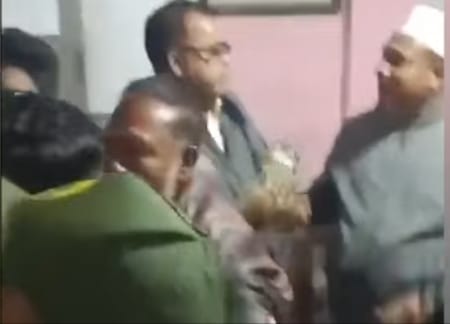প্রিসাইডিং অফিসারের সাথে গোপন বৈঠকের সময় জামায়াত নেতা আটক