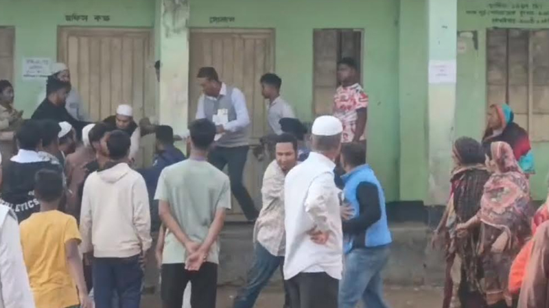 রুমিন ফারহানা ও জুনায়েদ আল হাবিবের সমর্থকদের হাতাহাতি, ১০ মিনিটের জন্য বন্ধ ভোট
