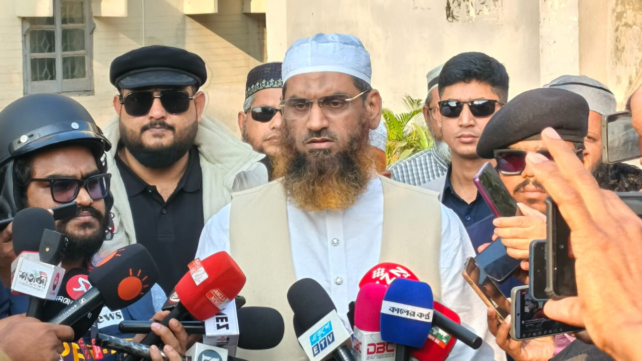 ভোটকেন্দ্রের বাইরে ভোটারদের ভয়ভীতি দেখানো হচ্ছে: মামুনুল হক