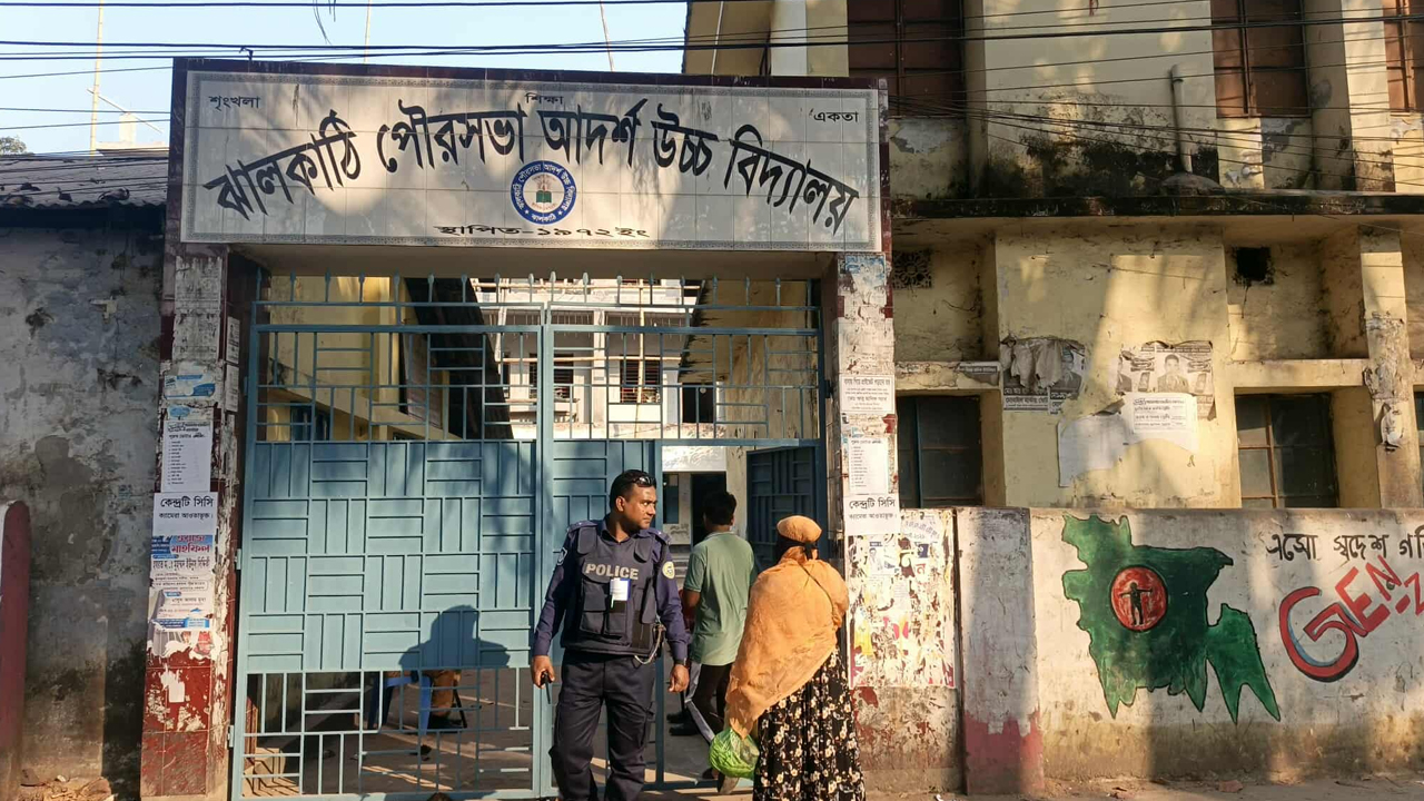 ঝালকাঠিতে ব্যালটের ছবি তোলায় ভোটারকে জরিমানা ও কারাদণ্ড