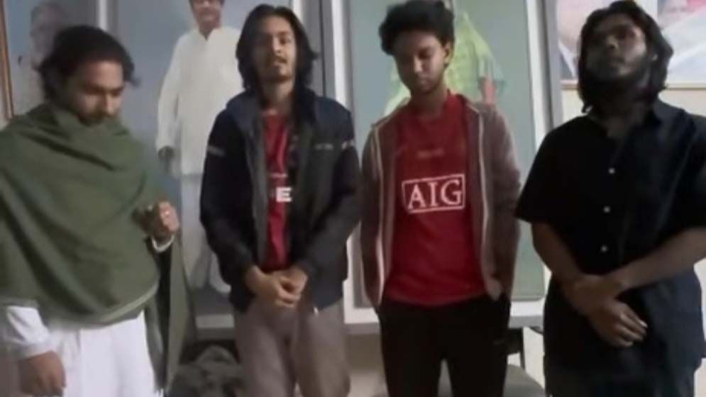 আ.লীগ কার্যালয়ে ঢুকে ‘জয় বাংলা’ স্লোগানে কেক কাটল ছাত্রলীগ কর্মীরা