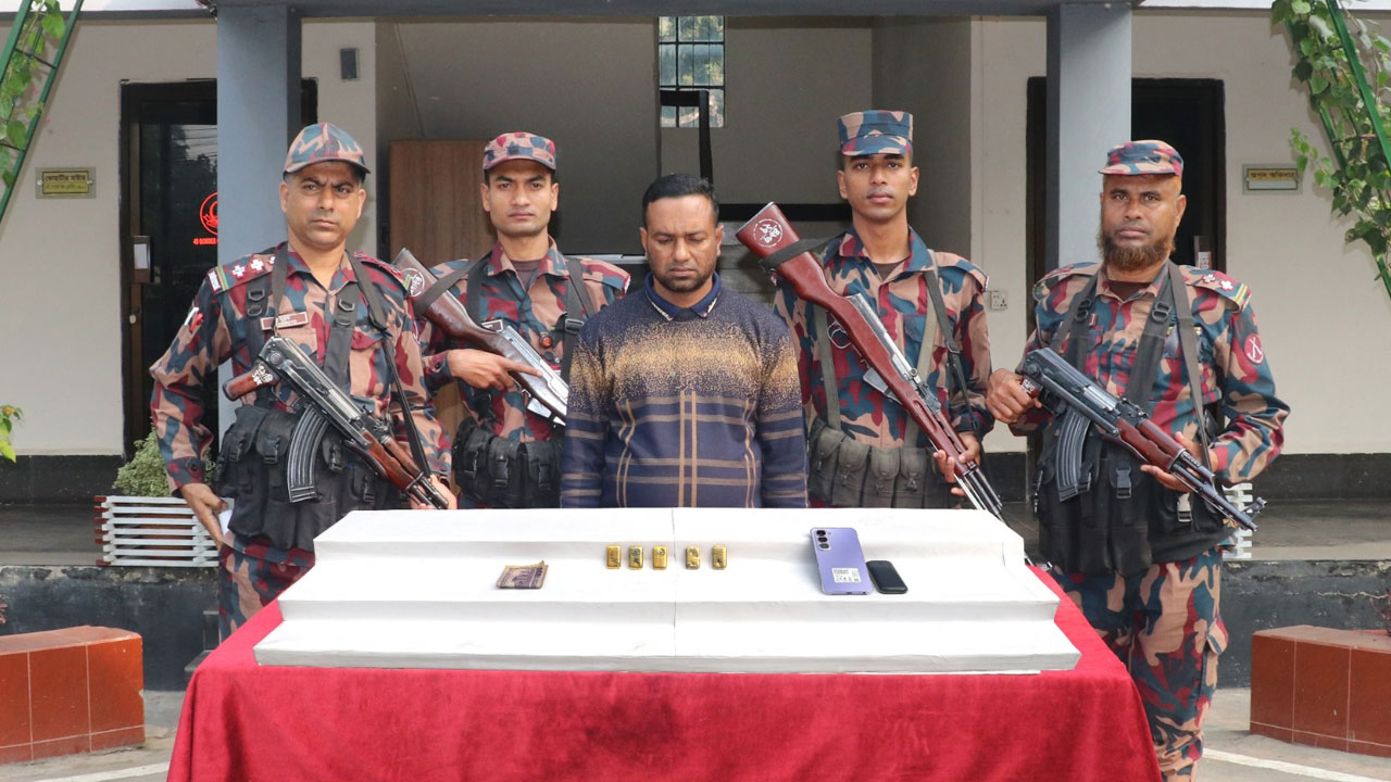 যশোরে আধা কেজি স্বর্ণের বারসহ পাচারকারী আটক