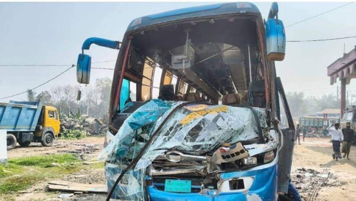 ঝিনাইদহে বাস-ট্রাক সংঘর্ষে আহত ১০