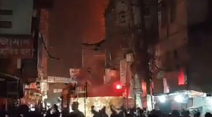 টঙ্গীতে মার্কেটে আগুন, পুড়ল ১২টি দোকান
