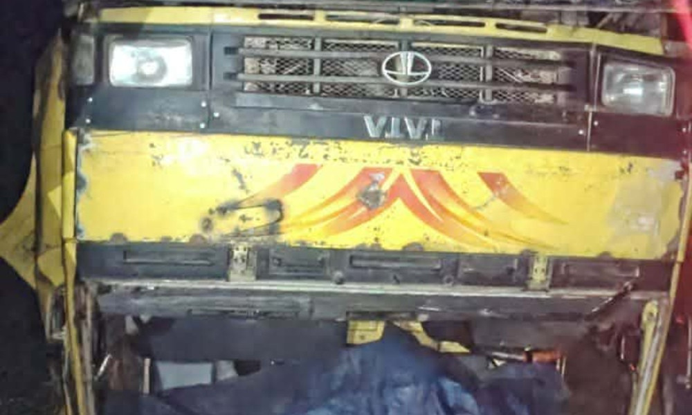 কাপ্তাইয়ে ট্রাক উল্টে চালক নিহত