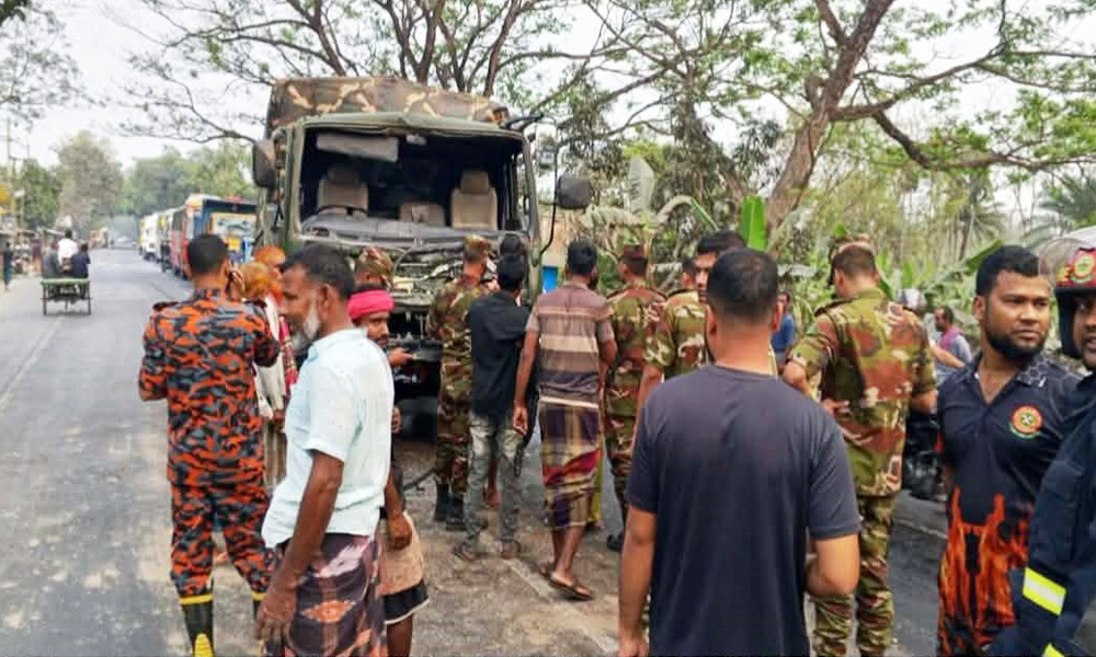 রাজশাহীতে বাস ও সেনাবাহিনীর গাড়ির মুখোমুখি সংঘর্ষ, আহত ১