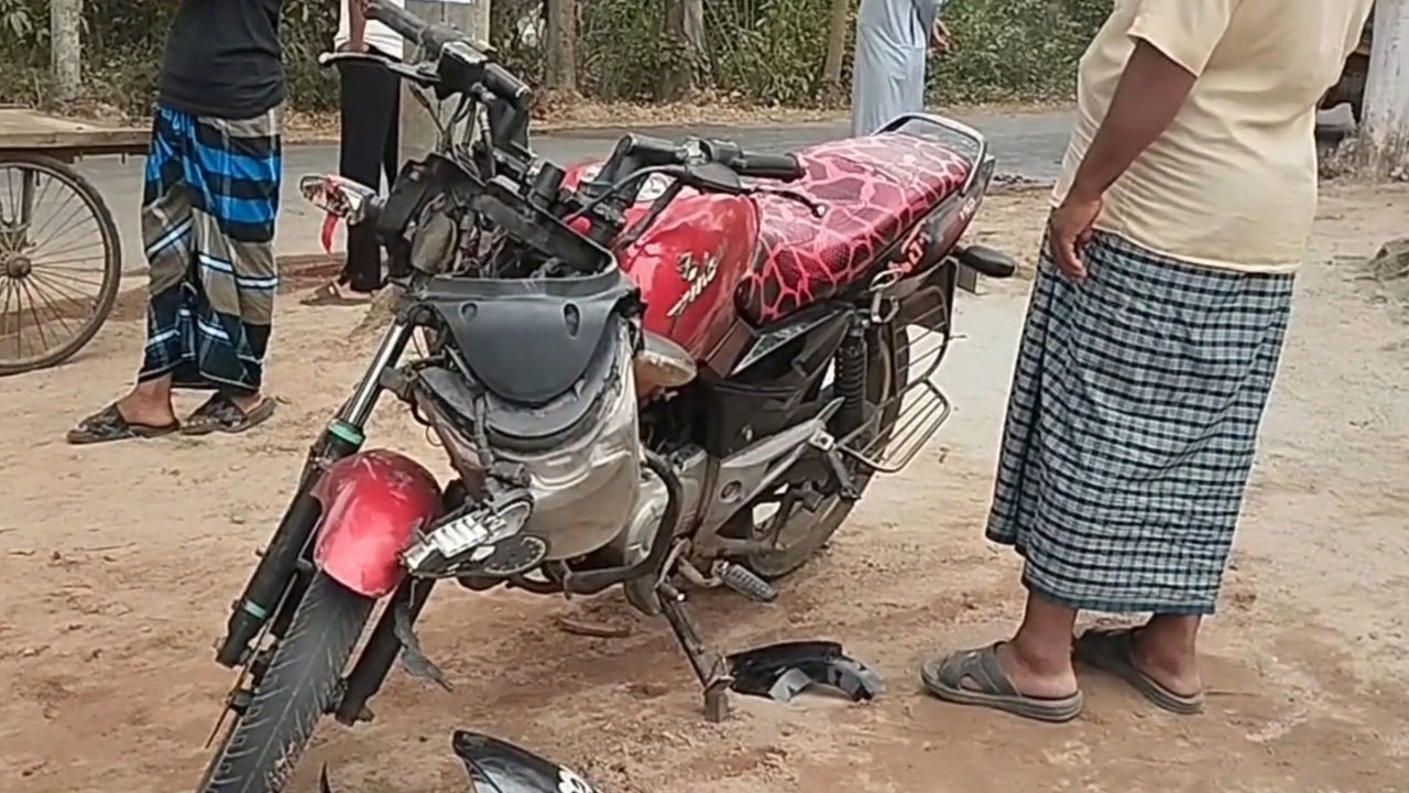 মাদারীপুরে ট্রাক-মোটরসাইকেল সংঘর্ষে নিহত ২