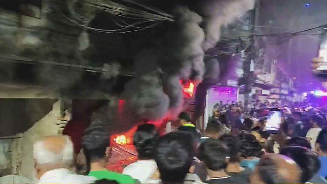 মিরপুরে শাড়ির গোডাউনে আগুন