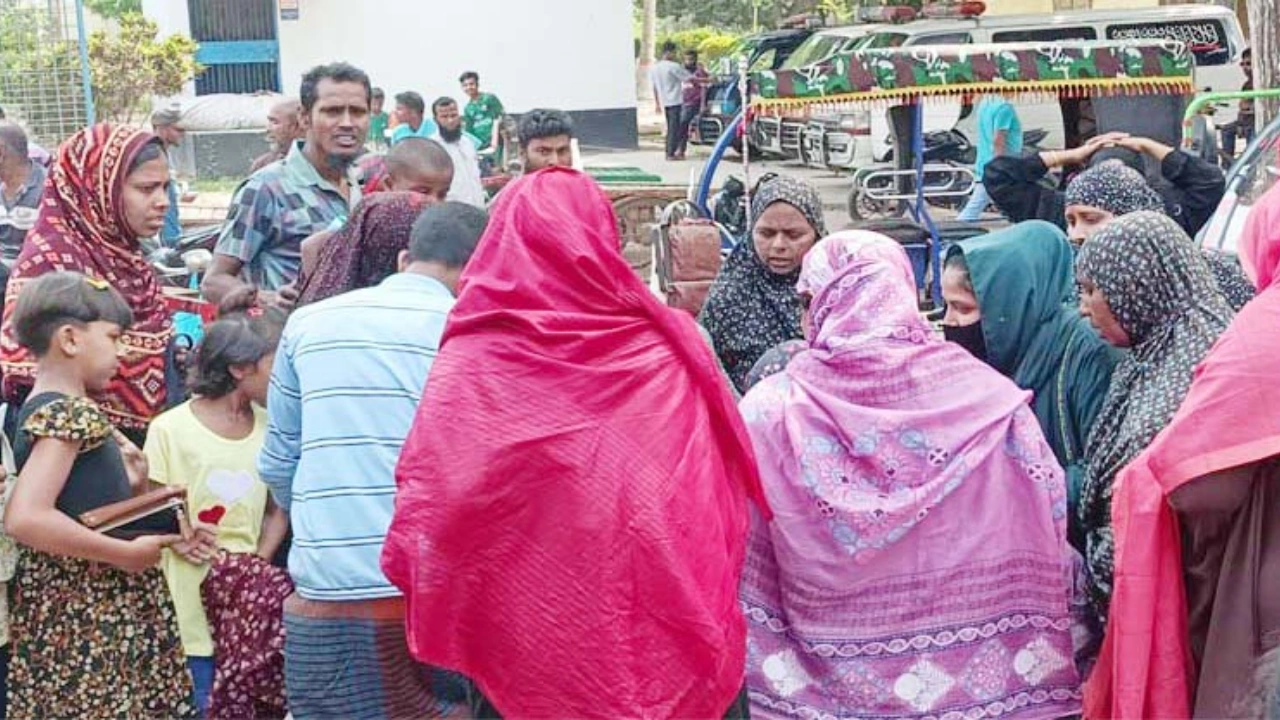 ট্রাকচাপায় প্রাণ গেল মায়ের, আহত ছেলে