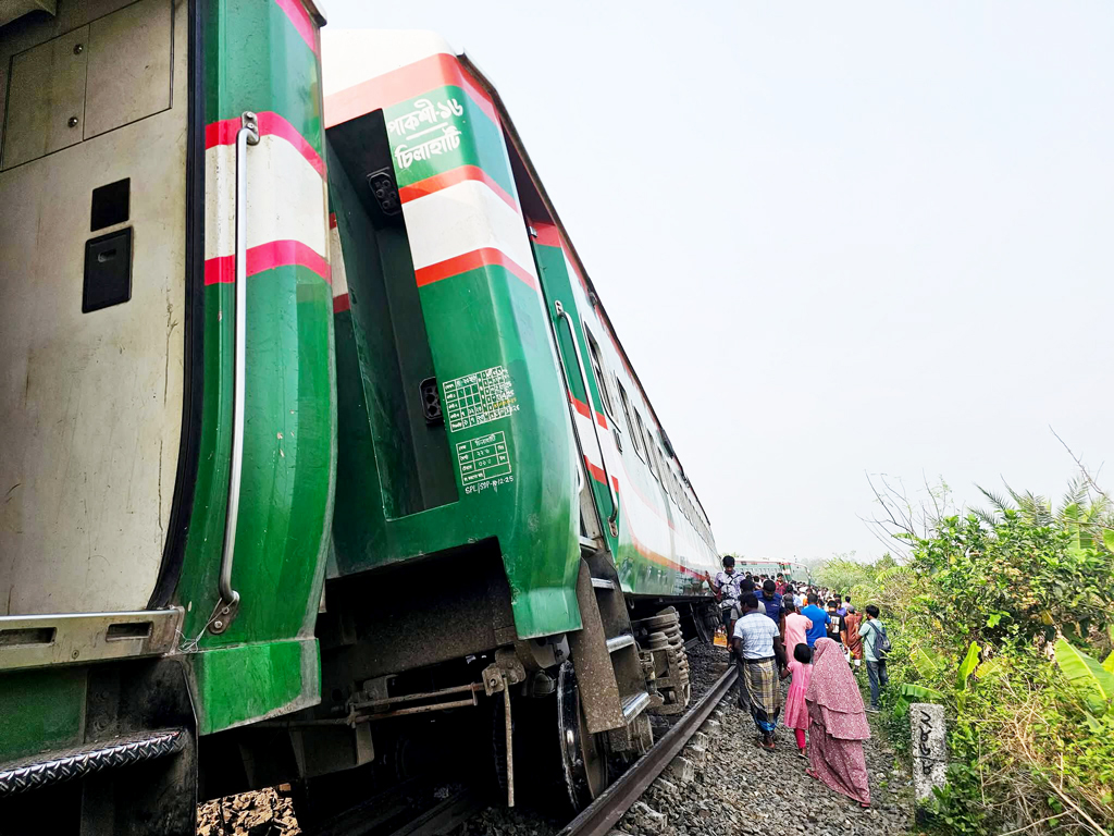 সান্তাহারে লাইনচ্যুত বগিগুলো উদ্ধারে সময় লাগবে আরও ৫-৭ ঘণ্টা