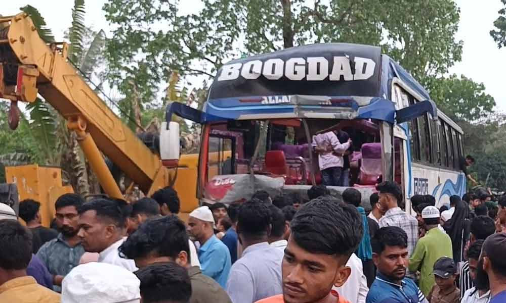 মাদারীপুরে বাস-ট্রাক সংঘর্ষে আহত ১৫
