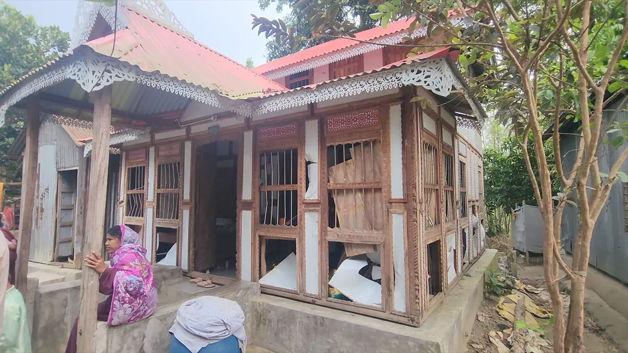 বিএনপি-জামায়াত সমর্থকদের তুমুল সংঘর্ষ, শতাধিক ককটেল বিস্ফোরণ