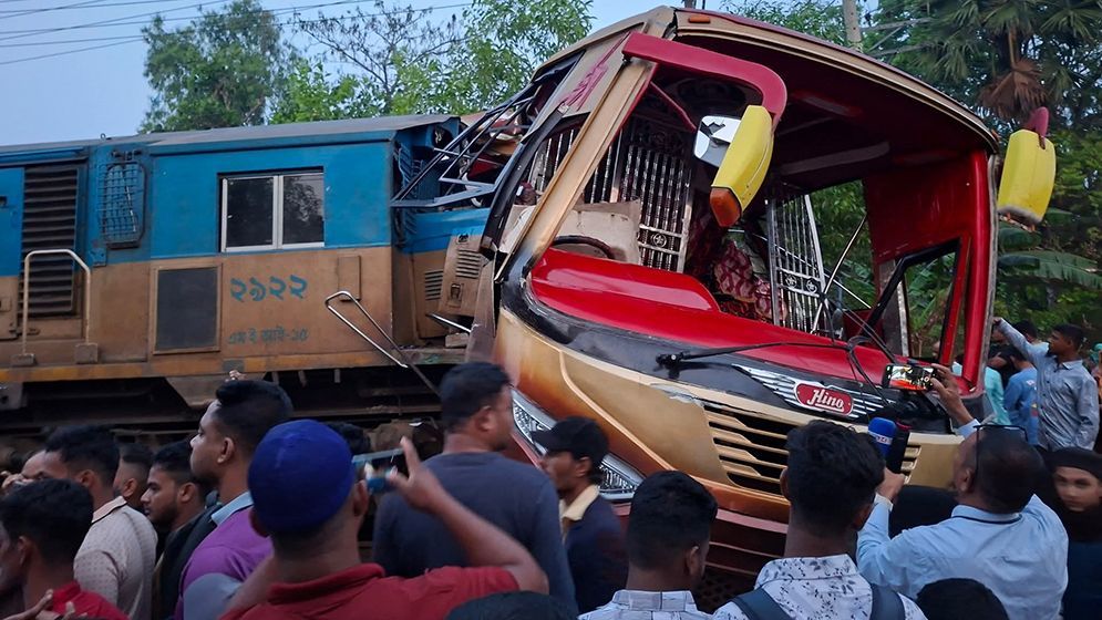 কুমিল্লায় বাস-ট্রেন সংঘর্ষে হতাহতের ঘটনায় গেটম্যান গ্রেফতার
