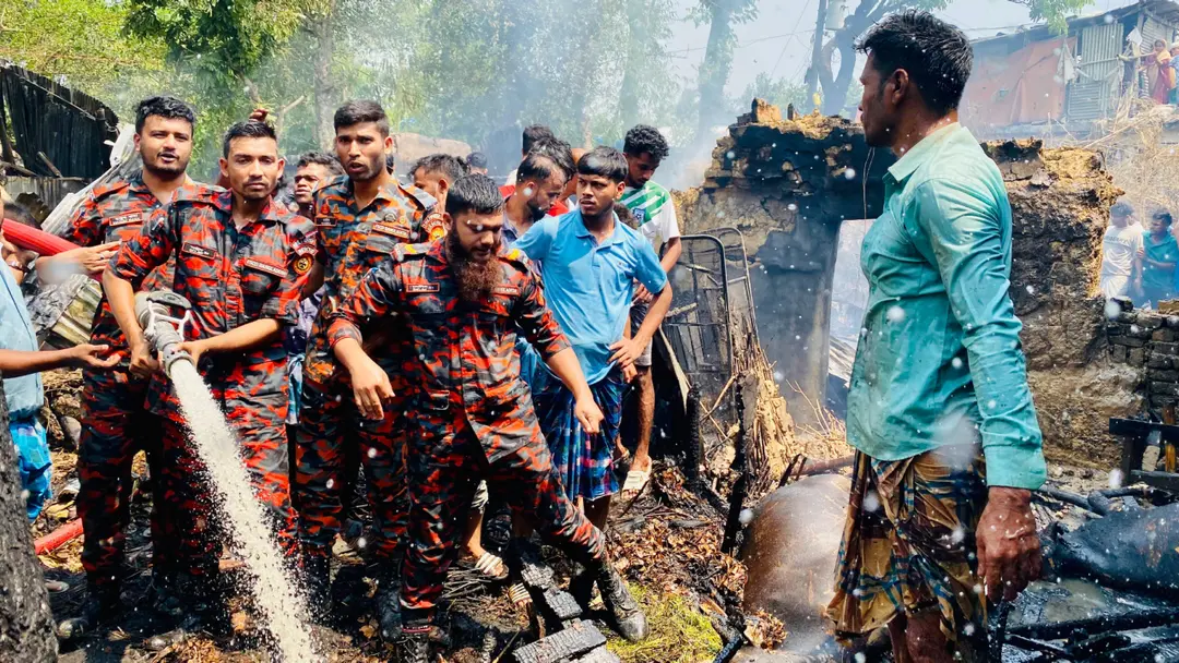 আগুনে পুড়ে নিঃস্ব ৪ পরিবার: ঈদের আনন্দ বিষাদে রূপান্তর