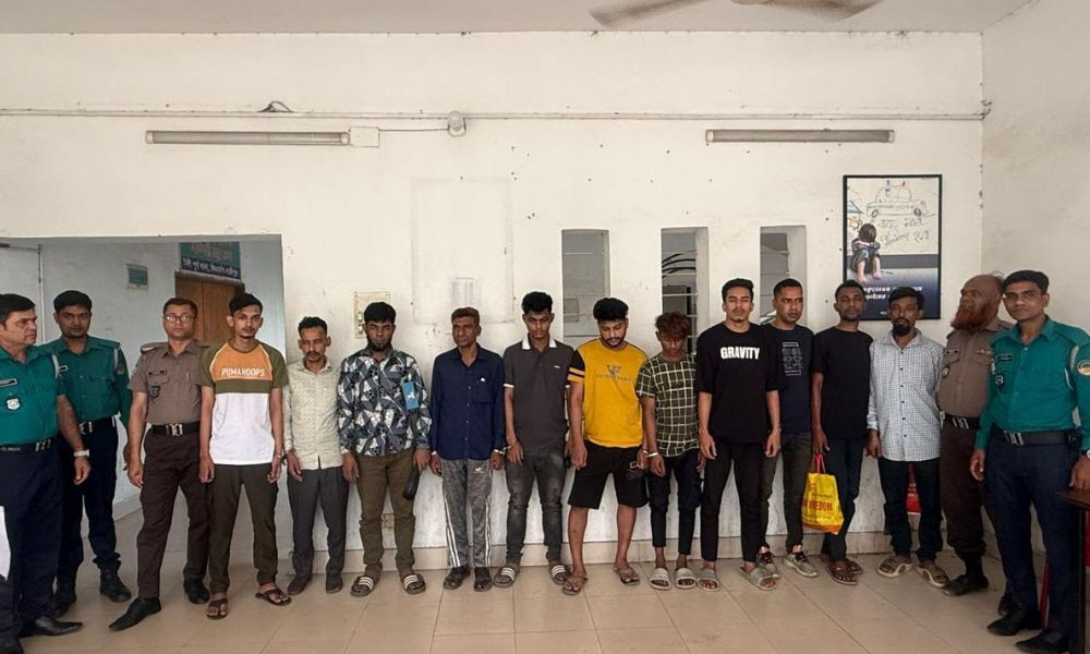 টঙ্গীতে ছিনতাইয়ের সরঞ্জাম-মাদকসহ ১১ জন গ্রেপ্তার