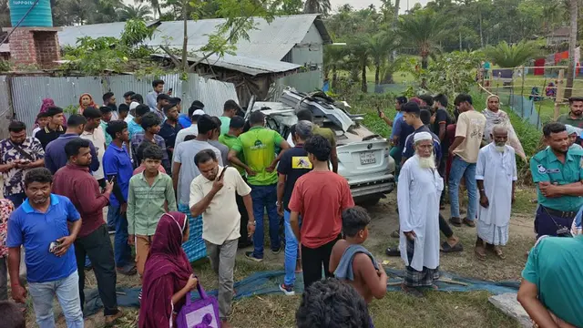 খুলনায় প্রাইভেটকারে ট্রেনের ধাক্কা, আহত ৪