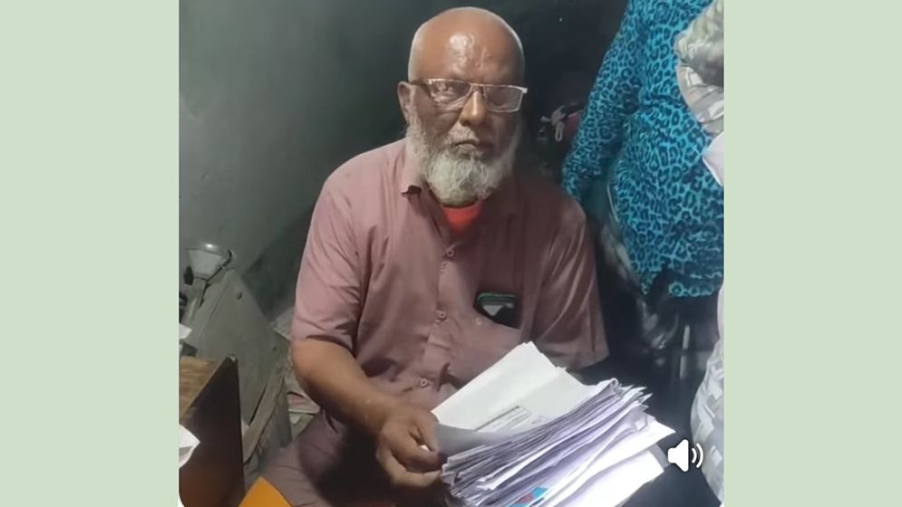 ফ্যামিলি কার্ডের জন্য টাকা আদায়, স্থানীয়দের চাপে ফেরত