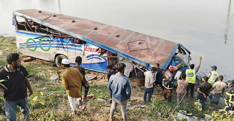 কুমিল্লায় বাসচাপায় দুই অটোরিকশা যাত্রী নিহত