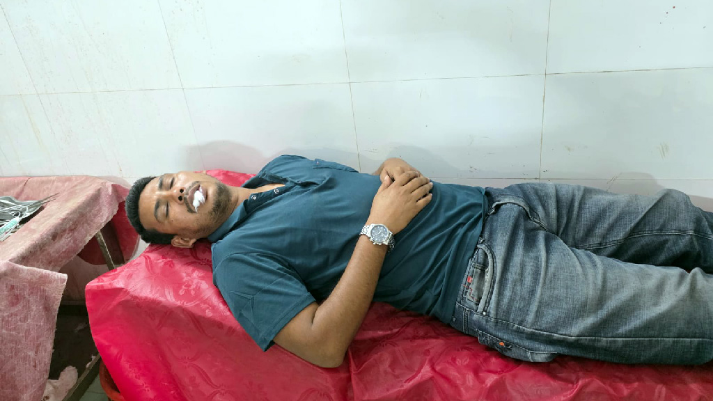 রাজশাহীতে সাংবাদিককে মারধর করলেন বিএনপির নেতা-কর্মীরা