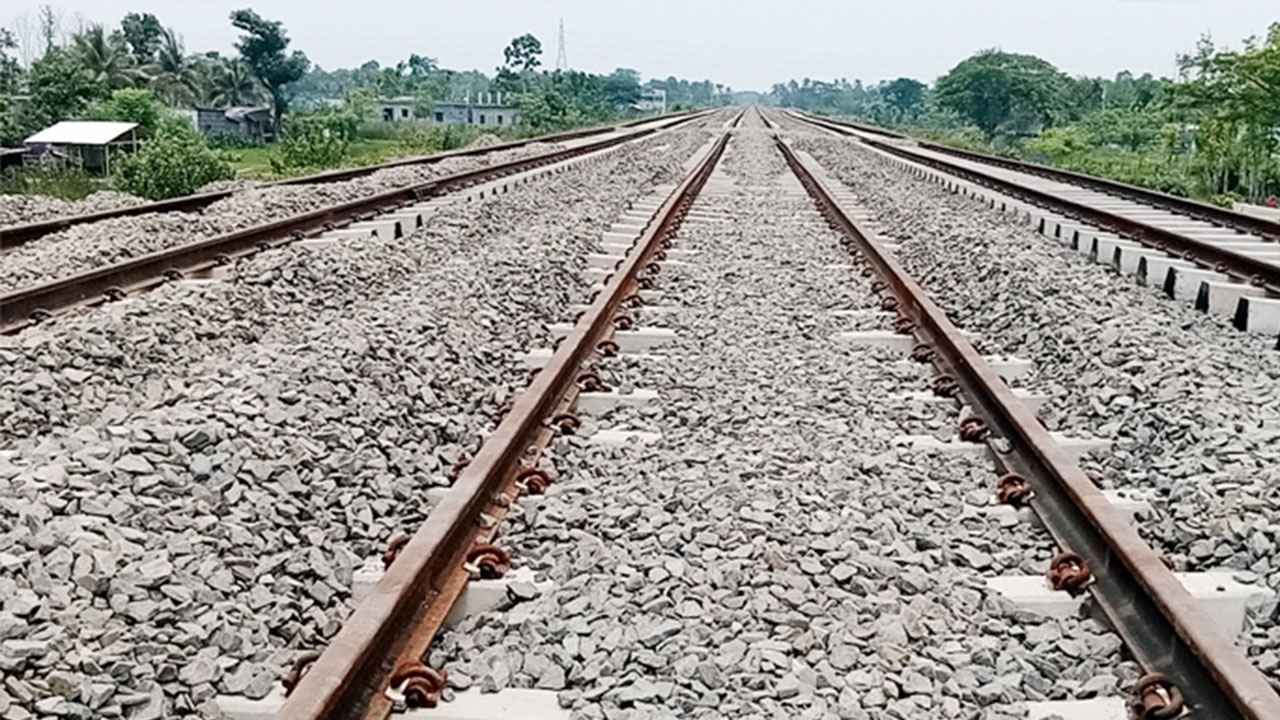 গাজীপুরে ট্রেনে কাটা পড়ে নারীর মৃত্যু