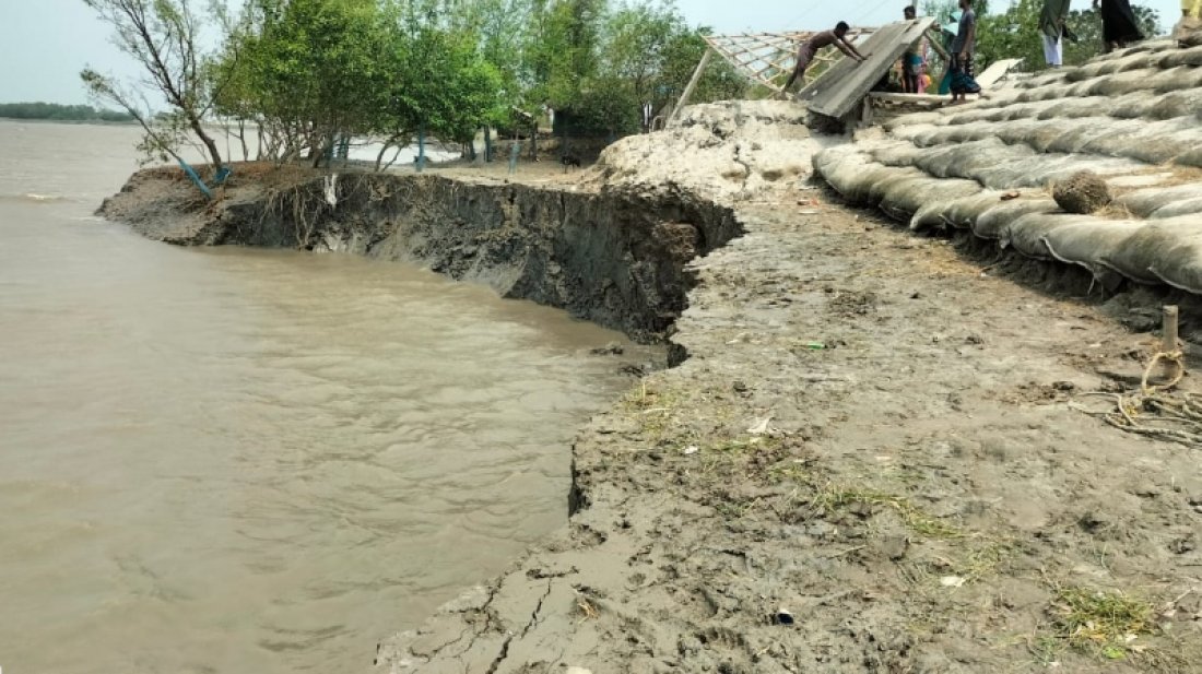 সাতক্ষীরার খোলপেটুয়া নদীর বাঁধে ভয়াবহ ভাঙন, আতঙ্কে হাজারো মানুষ