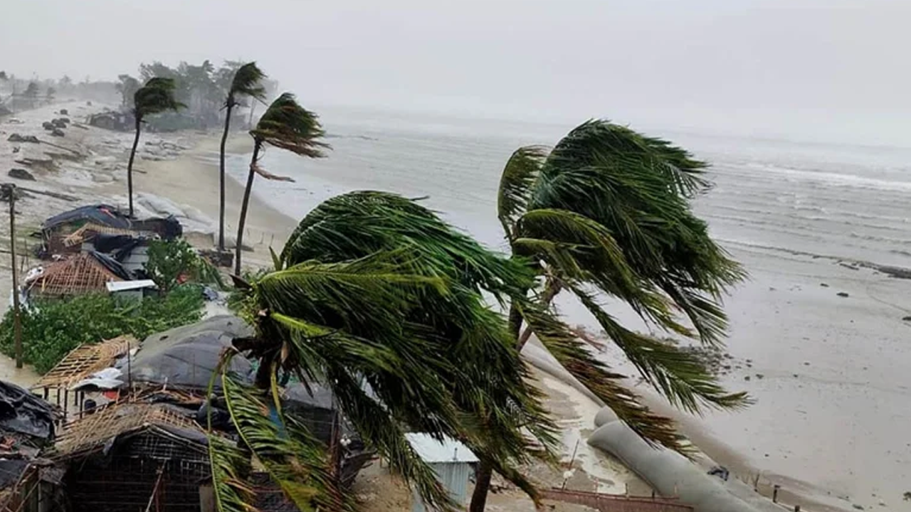 দুপুরের মধ্যে ৬ জেলায় ৬০ কিমি বেগে ঝড়সহ বৃষ্টির আভাস