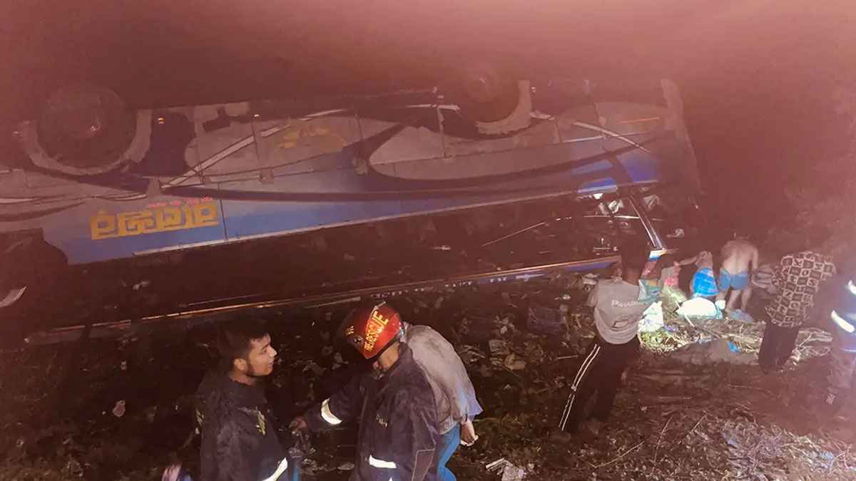 কুমিল্লায় নিয়ন্ত্রণ হারিয়ে যাত্রীবাহী বাস জলাশয়ে, নিহত ১