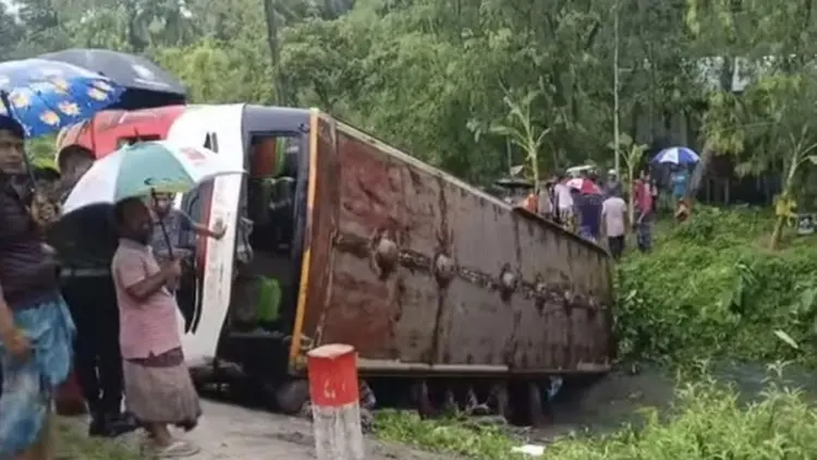 ভোলায় নিয়ন্ত্রণ হারিয়ে সোহাগ পরিবহনের বাস উল্টে পড়ল খাদে