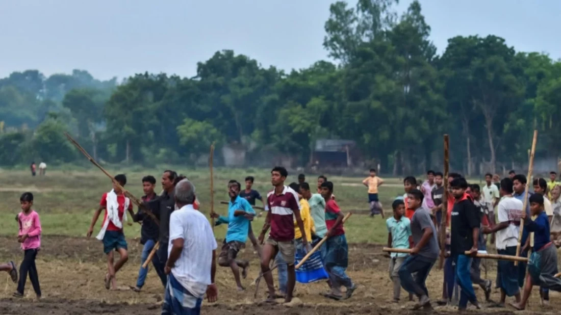 কবরস্থানের মাটি ভরাট করা নিয়ে দুই গ্রামবাসীর সংঘর্ষে আহত ১৫