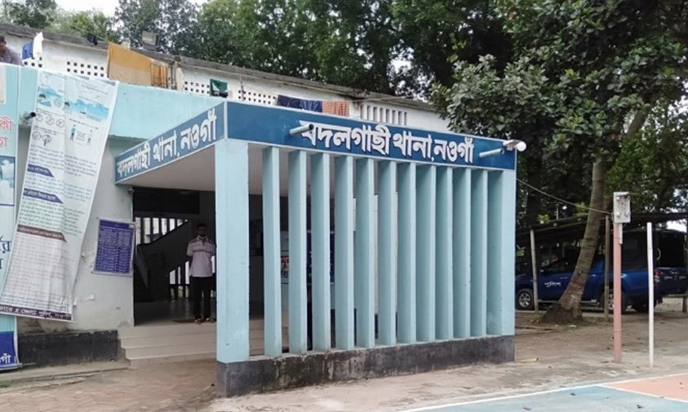নওগাঁয় ভ্যানচালককে কুপিয়ে হত্যা, ধানক্ষেতে মিলল মরদেহ