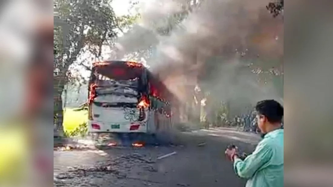 চলন্ত বাসে আগুন, লাফিয়ে নামতে গিয়ে চাকায় পিষ্ট হয়ে নিহত ১