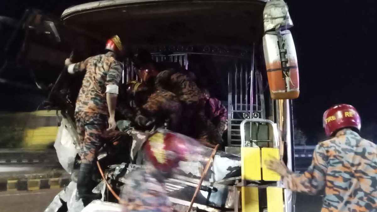 শ্রীনগরে এক্সপ্রেসওয়েতে বাস দুর্ঘটনায় চালকসহ আহত ১২