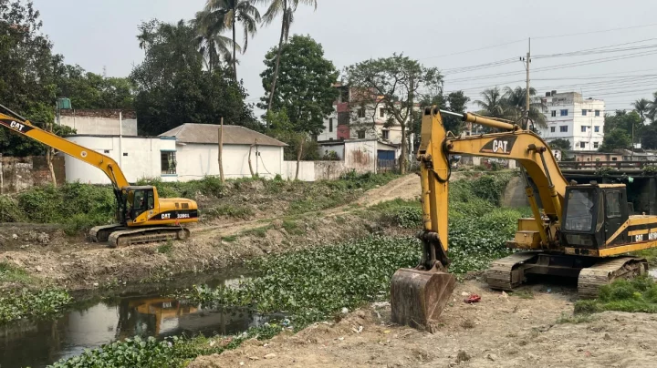 ডিজেল সংকটে থমকে গেল ইছামতী নদীর খননকাজ