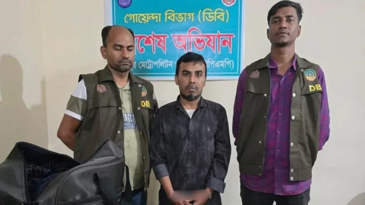 ৭২ বোতল ফেন্সিডিলসহ স্বেচ্ছাসেবক দল নেতা আটক