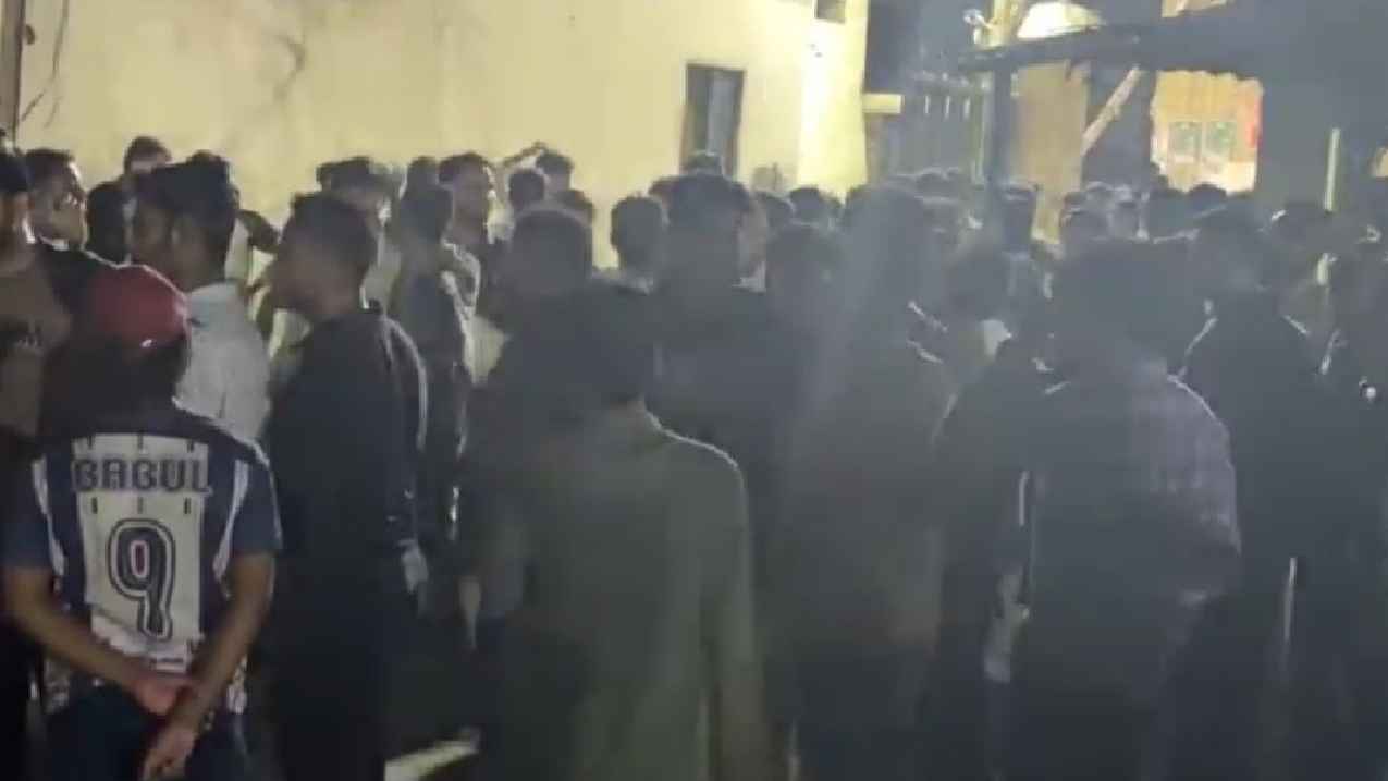 শাহবাগে ছাত্রদল-শিবিরের ধাওয়া পাল্টা ধাওয়া