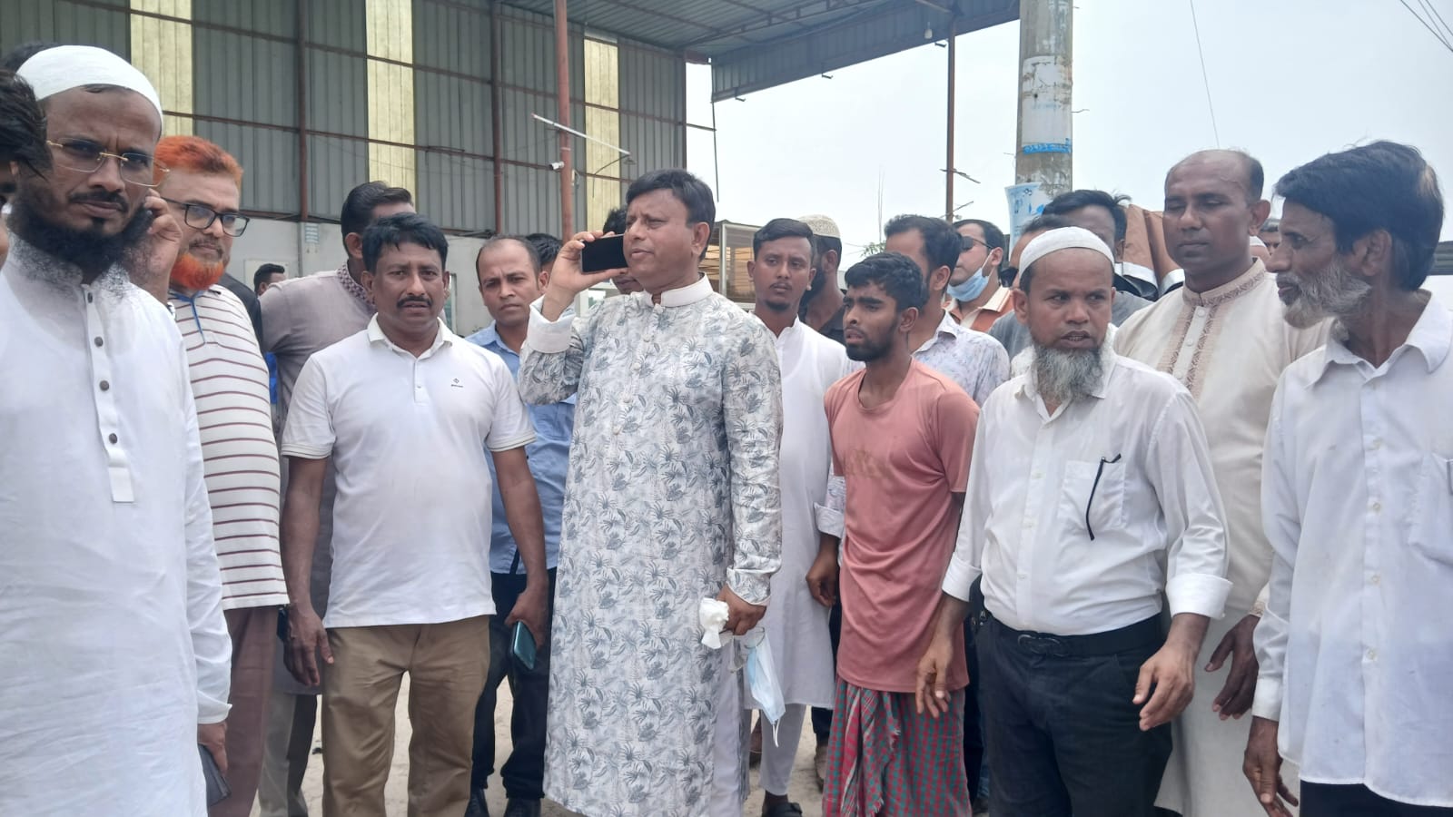 ইঞ্জিনিয়ার আশরাফ উদ্দিন বকুল এমপির নেতৃত্বে নরসিংদী-রায়পুরা রোডের দুই পাশে অবৈধ স্থাপনা উচ্ছেদ অভিযান