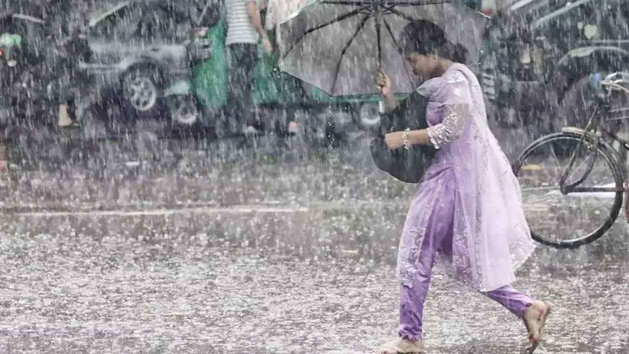 ৬ বিভাগে অতিভারী বৃষ্টির পূর্বাভাস, কমতে পারে অসহ্য গরম