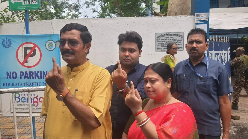 পশ্চিমবঙ্গে দ্বিতীয় ধাপে দুপুর পর্যন্ত ভোট দিলেন ৬১ শতাংশ ভোটার